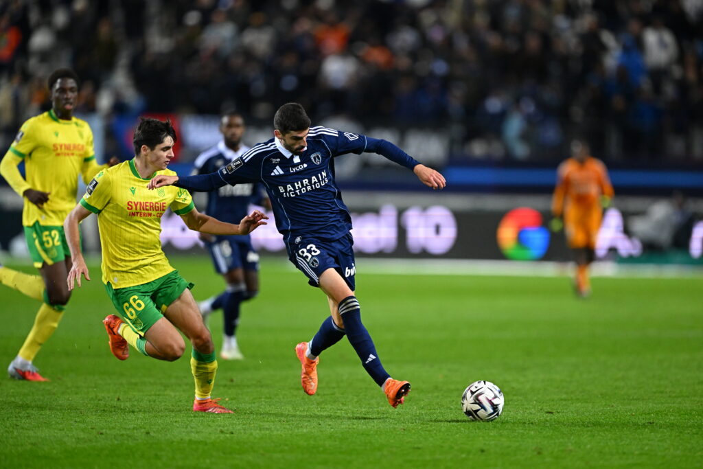 Pierre Lees-Melou (Paris FC) au duel avec Louis Leroux (FC Nantes)