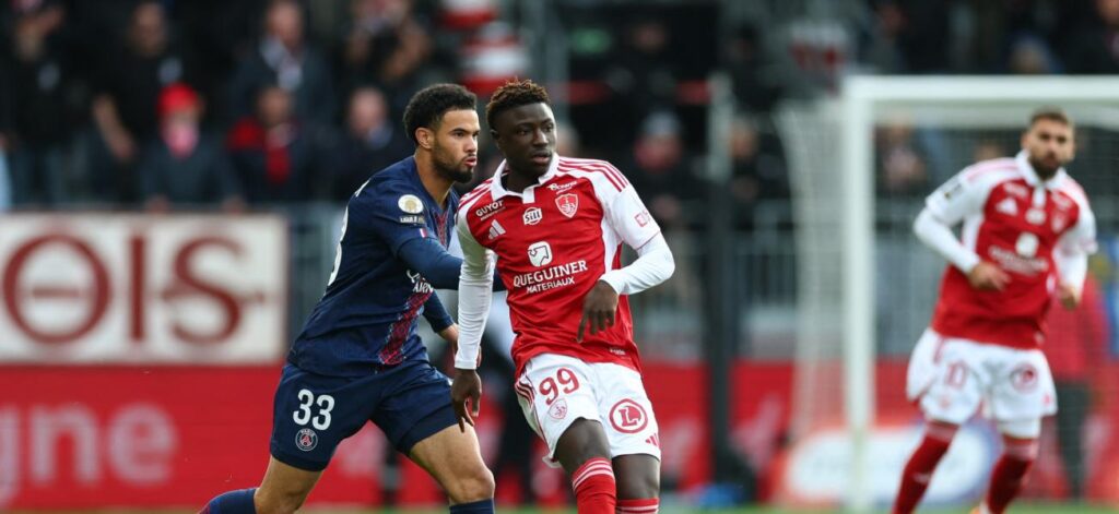Warren Zaïre-Emery (PSG) au duel avec Pathe Mboup (Brest).