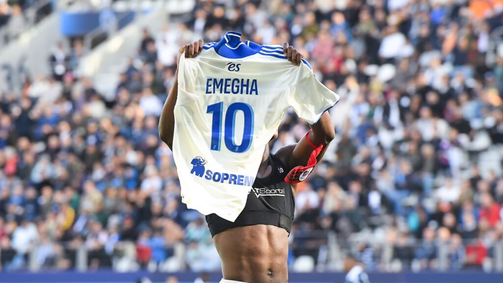 L'attaquant de Strasbourg Emanuel Emegha montrant son maillot
