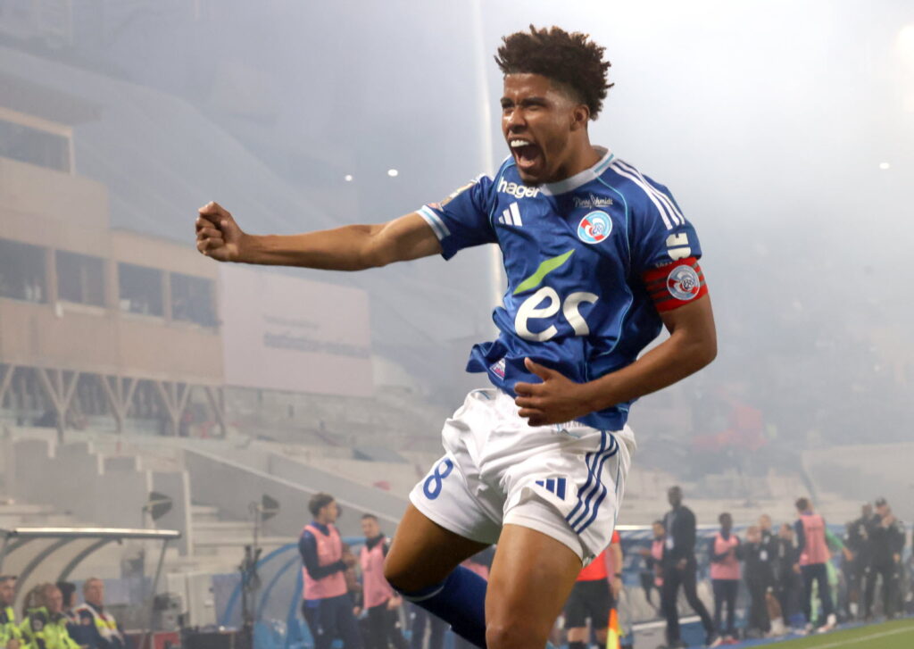 Andrey Santos avec le maillot du Racing Club de Strasbourg