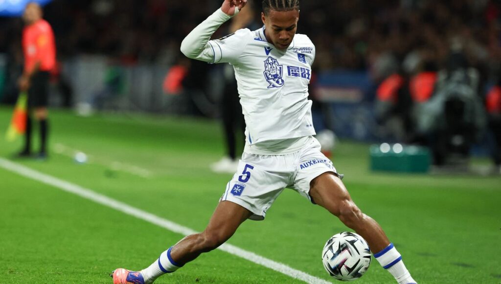 Kévin Danois avec l'AJ Auxerre, potentiel future recrue de l'OGC Nice lors du mercato hivernal 2026