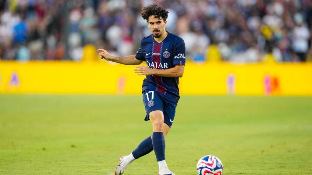 Vitinha en train de faire une passe illustrant la distance progressive