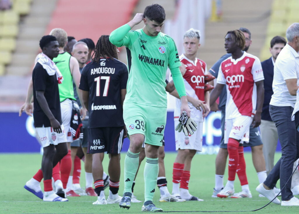 Mike Penders après une erreur de relance contre l'AS Monaco